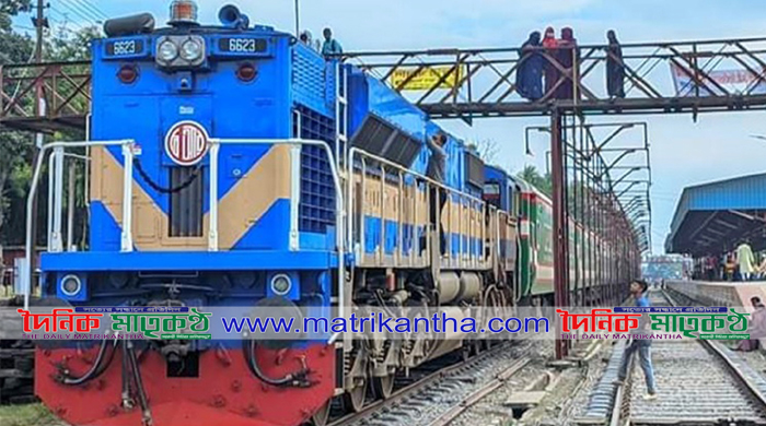 পদ্মা সেতু হয়ে খুলনা-ঢাকা রুটে প্রথম কমিউটার ট্রেন নকশীকাঁথার চলাচল শুরু